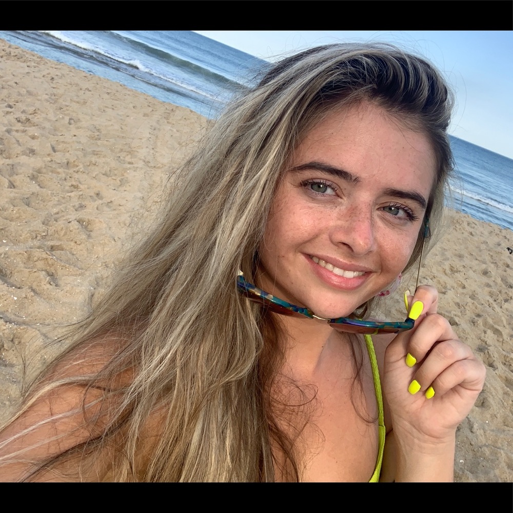 Meet your posher: Hi! I’m April.